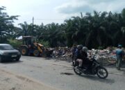 Langkah Cepat Ketua LPMK  Arpan Mawardi Harahap Bersama Kepala UPT DLH Eztry Yendra  Gotong Royong Bersihkan Sampah