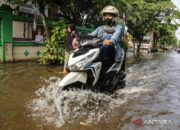 Hal-hal yang perlu dilakukan pengendara motor ketika terjebak banjir